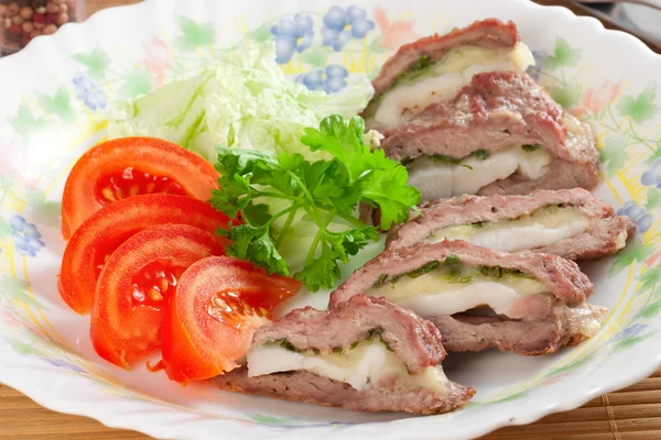 Vlees gevuld met spek, kaas en tomaten — Stockfoto