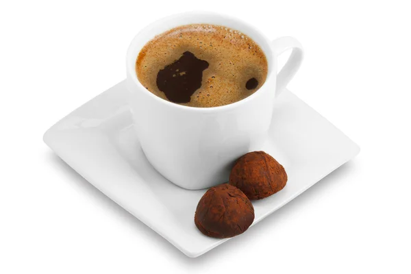 Šálek kávy na čtvercový talíř a čokoládové bonbóny — Stock fotografie