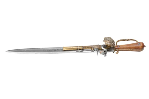 Bir tabanca üzerinde bıçak monte edilmiş olan eski moda hançer — Stok fotoğraf