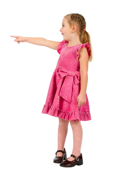 Liten trevlig flicka i rosa klänning peka och titta uppåt på w — Stockfoto
