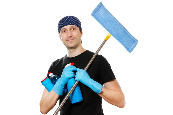 Bello sorridente giovane uomo con forniture per la pulizia — Foto Stock