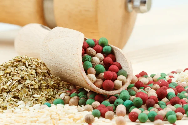 Koření: na dřevěný stůl: pepřem, Sezamová semínka, sušené byliny — Stock fotografie