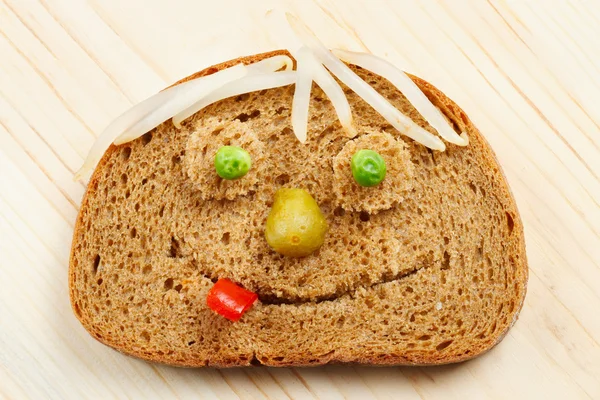 Rebanada de pan como cara sonriente — Foto de Stock