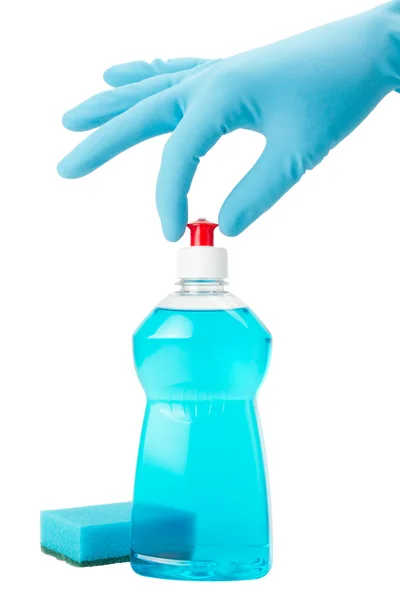 Botella abierta de mano en guante azul con líquido lavavajillas, esponja ; — Foto de Stock