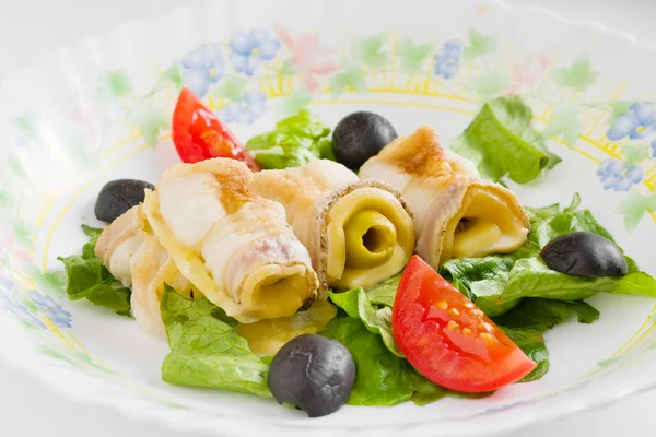 Rotoli di pancetta con formaggio e olive — Foto Stock