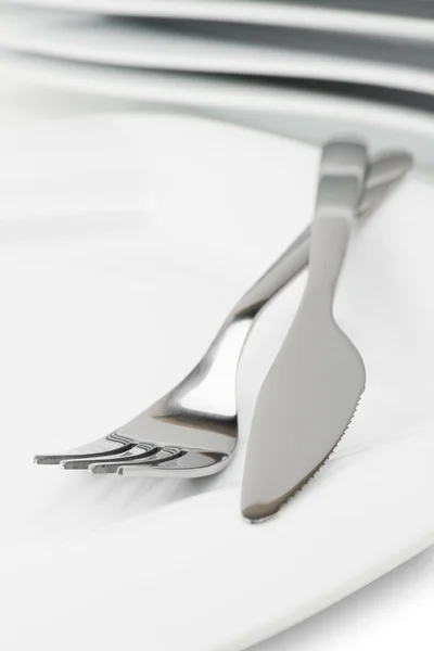 Bílé prázdné misky, nůž a vidlička — Stock fotografie
