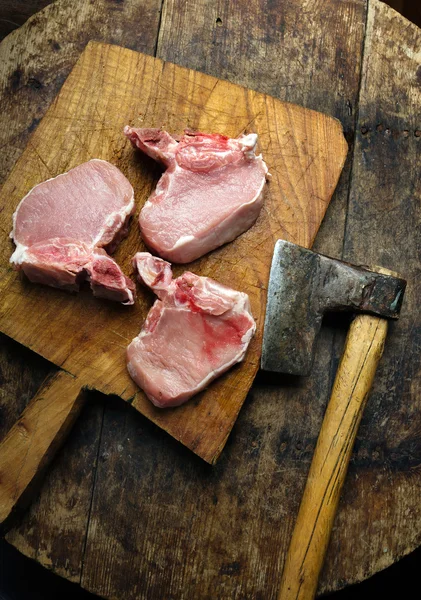 Três costeletas de porco frescas — Fotografia de Stock