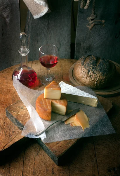 チーズと素朴な静物 — ストック写真