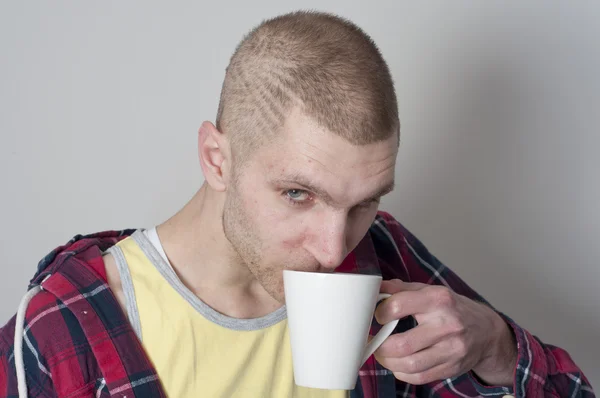 Hombre bebiendo de taza . — Foto de Stock