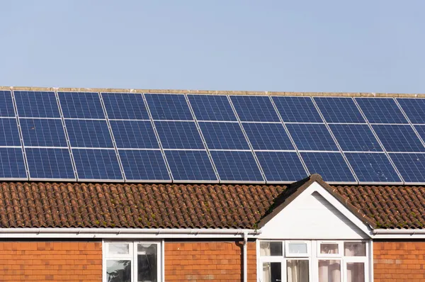 지붕에 태양 에너지 패널 — 스톡 사진
