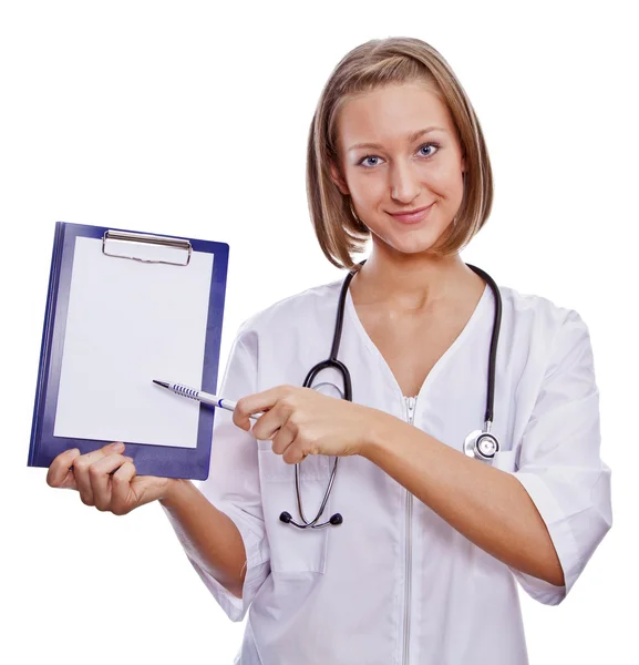 Schöne Ärztin hält eine Tablette und lächelt — Stockfoto
