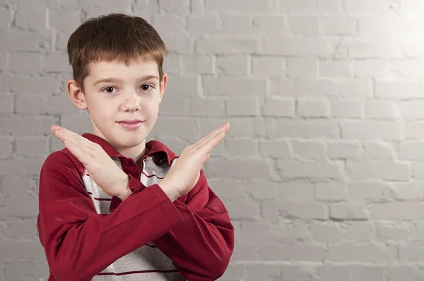 Мальчик со скрещенными руками в форме X — стоковое фото