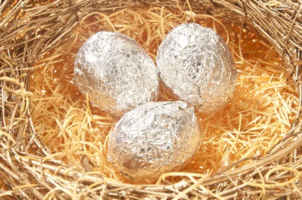 Τρία αυγά σοκολάτας στο Ασημένιο φύλλο αλουμινίου — Φωτογραφία Αρχείου