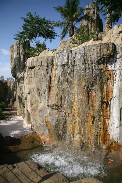 Woda płynie z okolicznych skał — Zdjęcie stockowe