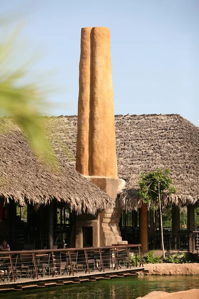 Haute cheminée d'argile à Biopark Valencia — Photo