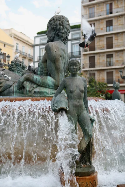 妇女从喷泉的雕像. — 图库照片