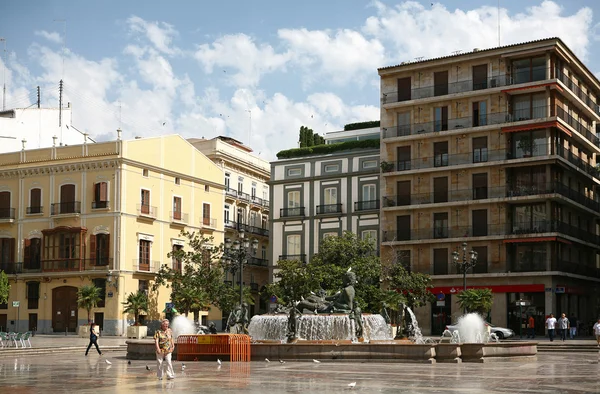 Immeuble et fontaine à Valence — Photo