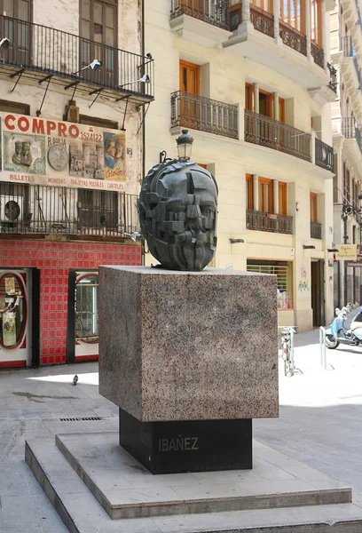 Het standbeeld op straat in valencia — Stockfoto