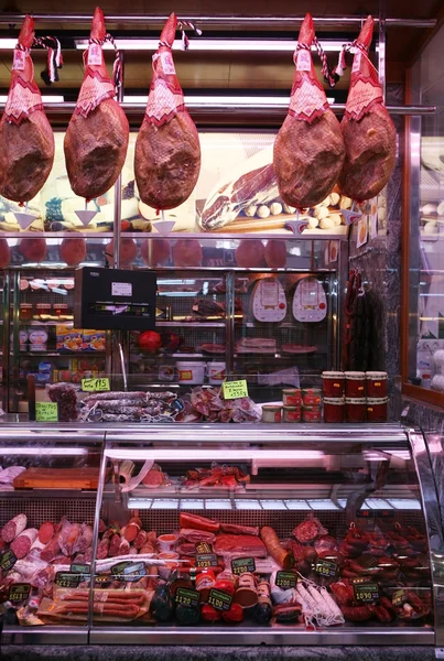 Quiosco con carne en el mercado en Valencia — Foto de Stock