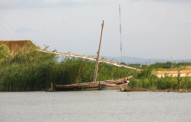 Sazlık Nehri kıyısında küçük bir tekne