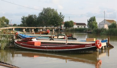 Kırmızı ve mavi tekne Limanda demirli