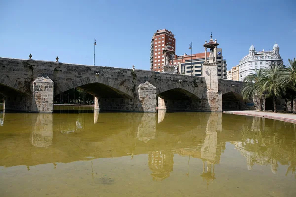 View of the historic bridge to the city — Stock Photo, Image