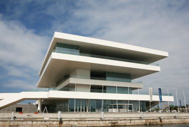 Modern bina deniz kenarı
