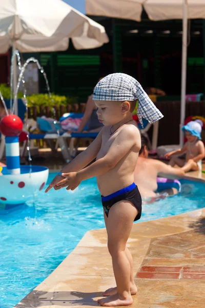 O menino na piscina das crianças — Fotografia de Stock