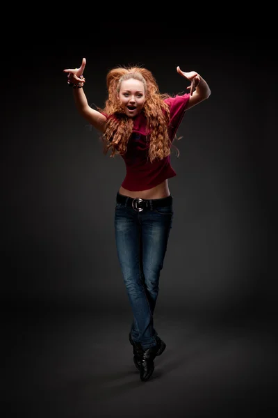 Çekici bir genç kadın dans — Stok fotoğraf