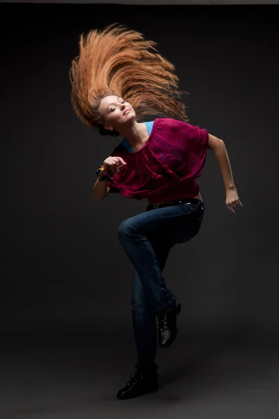 Atractiva joven bailando —  Fotos de Stock