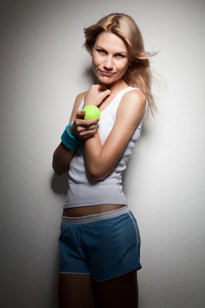 Retrato de jovem mulher sorridente com raquete de tênis e bola em w — Fotografia de Stock