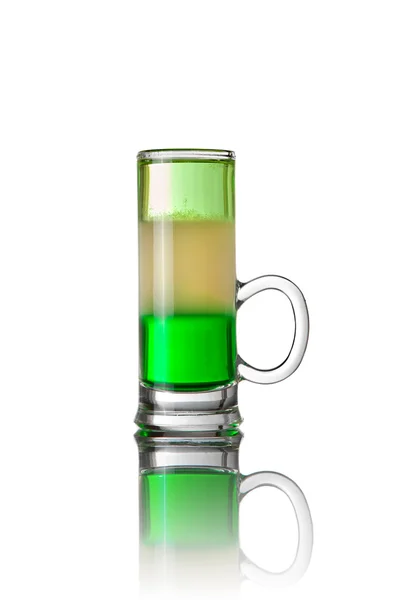 Cocktail de bebida de tiro isolado em branco — Fotografia de Stock