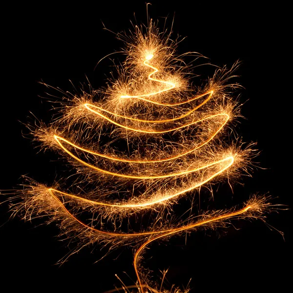 A fekete háttér előtt égő karácsony-csillagszóró fenyő. Beng — Stock Fotó