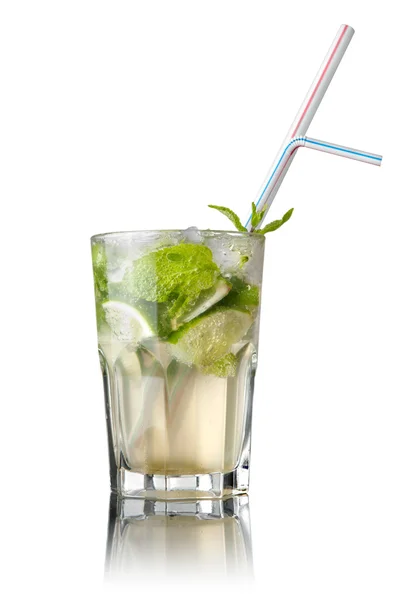 Cocktail mohito isolato su bianco — Foto Stock