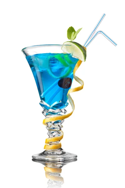 Blauer Curaçao-Cocktail isoliert auf Weiß — Stockfoto