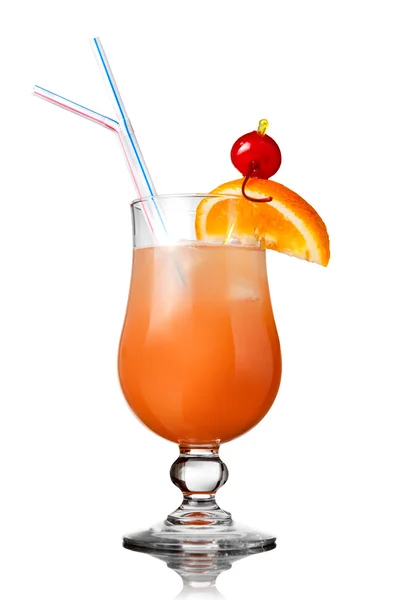 Апельсиновый коктейль на белом — стоковое фото