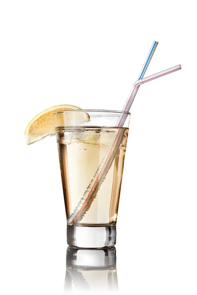 Cocktail isoliert auf weiß — Stockfoto
