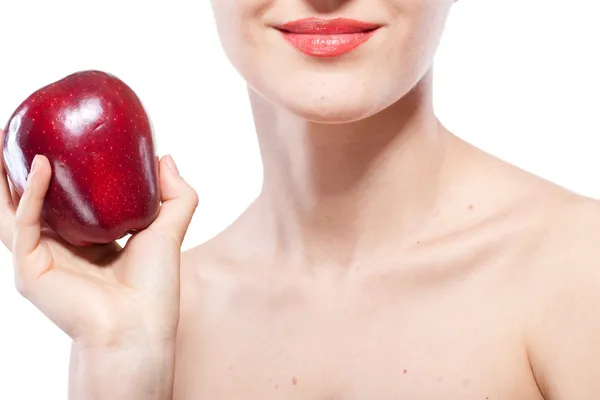 Retrato de una mujer sonriente sosteniendo manzana roja aislada en blanco — Foto de Stock