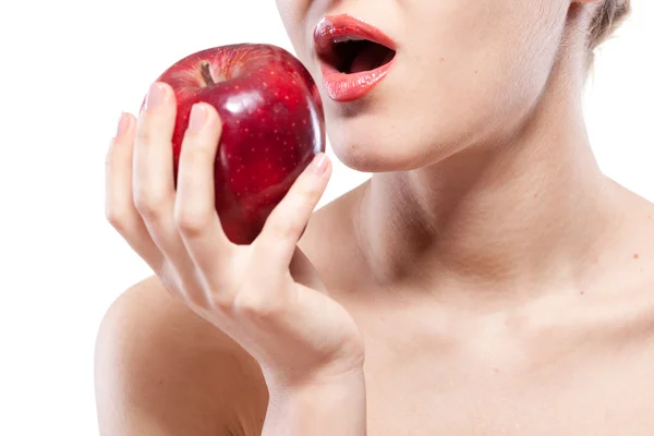 Jovem mordendo maçã vermelha isolada no branco — Fotografia de Stock