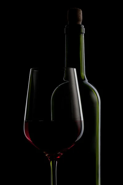 ガラスや黒に分離されたボトル赤ワイン — ストック写真