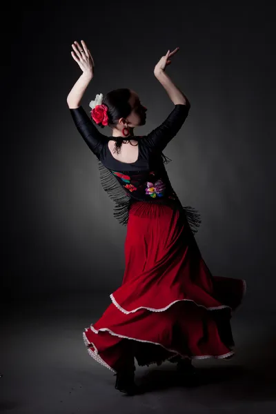Jonge vrouw flamenco dansen op zwart — Stockfoto