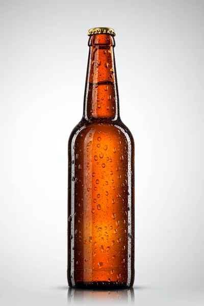 Bottiglia di birra con gocce d'acqua isolate su bianco — Foto Stock