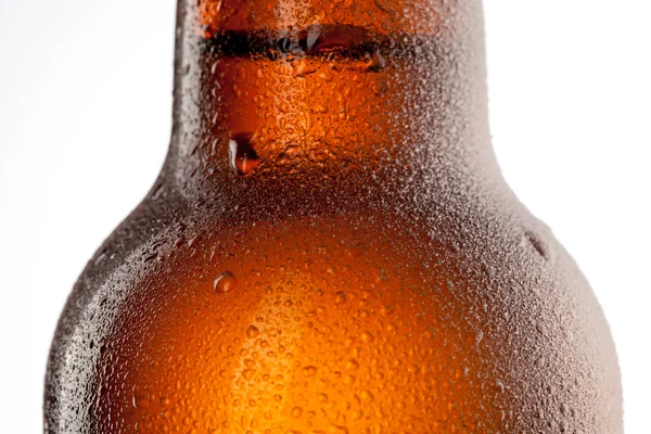 Botella de cerveza con gotas de agua y heladas aisladas en blanco —  Fotos de Stock