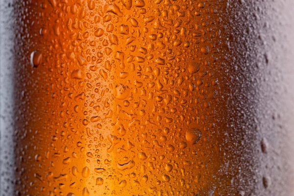 Botella de cerveza con gotas de agua y heladas —  Fotos de Stock