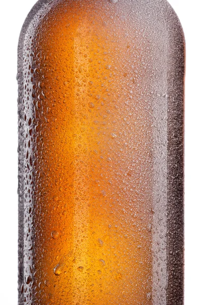 Bira şişesiyle su damlaları ve buz üzerinde beyaz izole — Stok fotoğraf