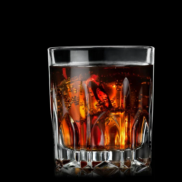 Cola au cognac en verre sur fond noir — Photo