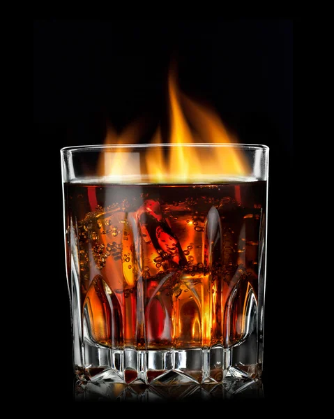 Cola au cognac et feu en verre sur fond noir — Photo