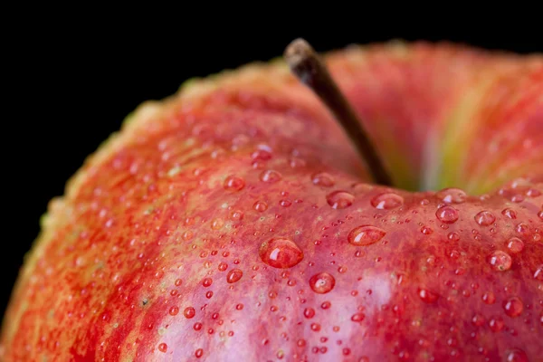 Червоне яблуко ізольоване на чорному — стокове фото