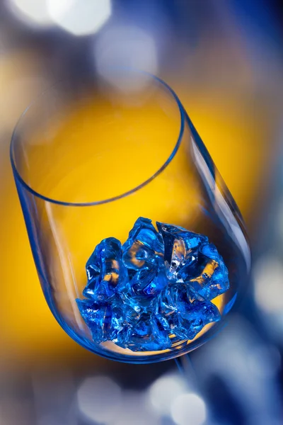 Is i vinglas på färgbakgrund在彩色背景上的酒杯中的冰 — Stockfoto