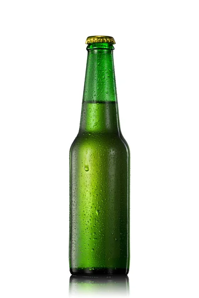 Pivní láhev s kapkami vody izolované na bílém — Stock fotografie